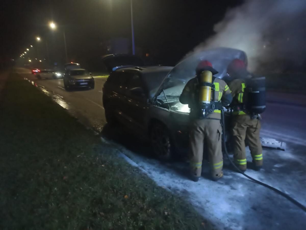 Policjanci pomogli ugasić samochód osobowy
