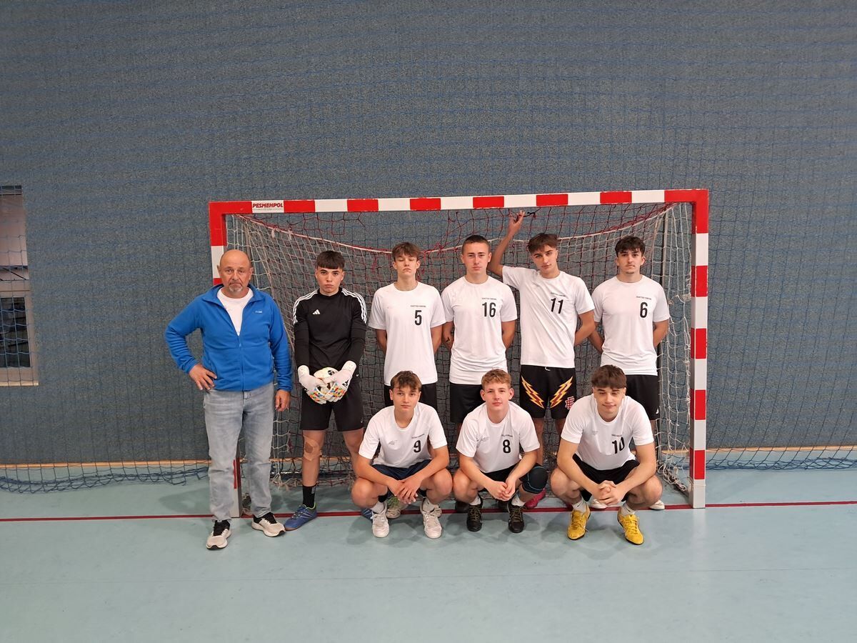 Sukces ZSE i ZSTM w halowych mistrzostwach szkół średnich w piłce nożnej