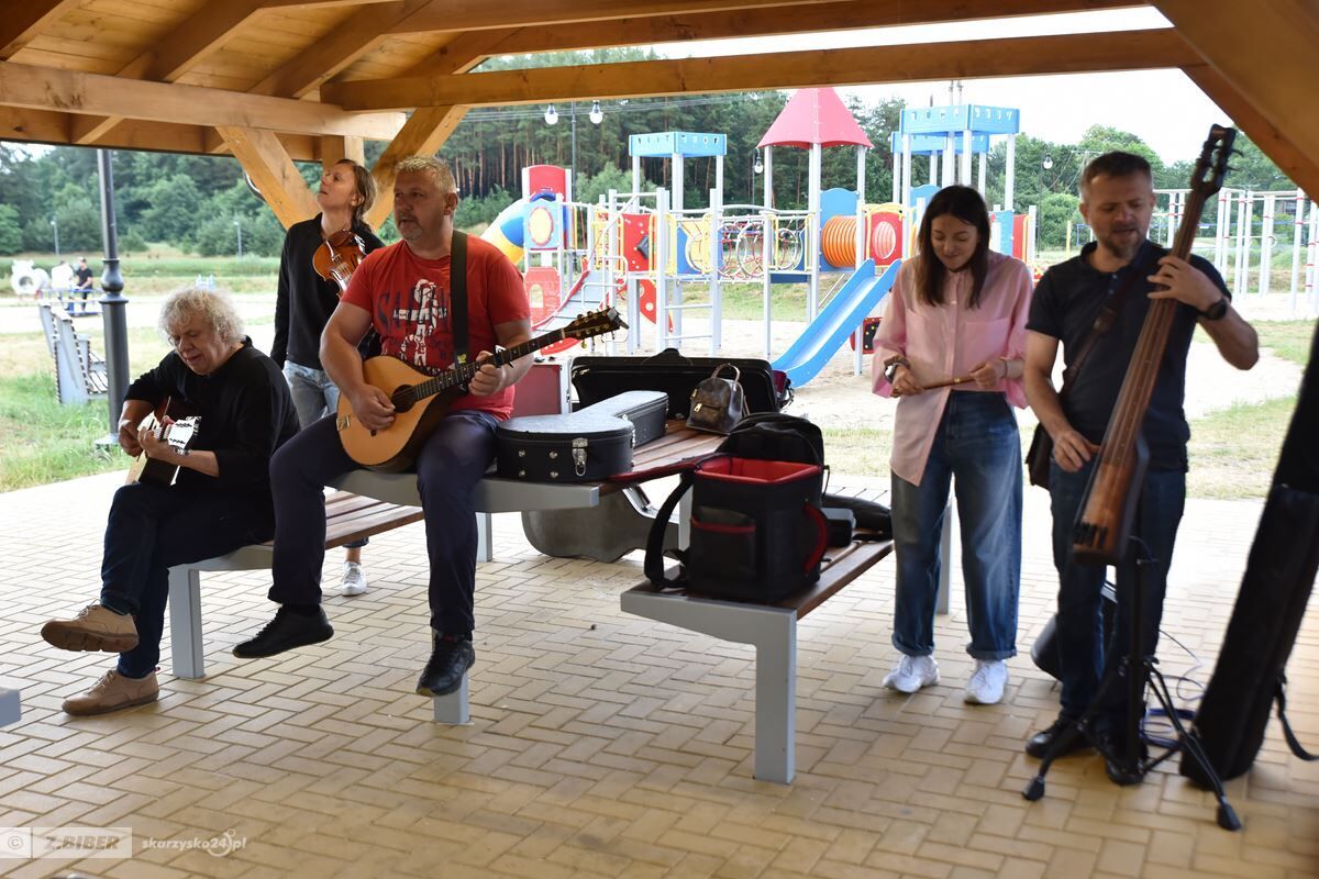 Deszcz nie zatrzymał szant. Kameralny koncert Old Marinners w Bliżynie