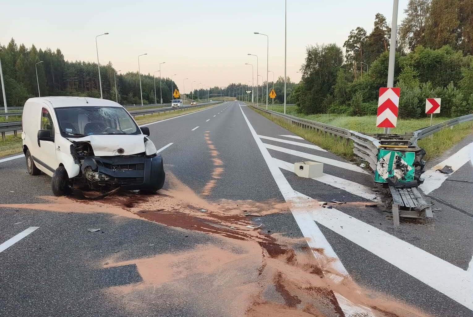 Kolizja na trasie S7 w kierunku Kielc. Fiat uderzył w barierę