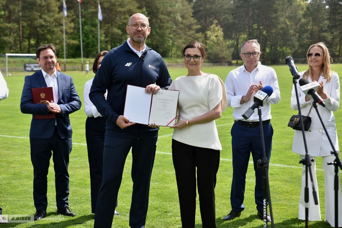 Suchedniów otrzymał dofinansowanie na budowę nowoczesnego  pełnowymiarowego boiska ze sztuczną nawierzchnią