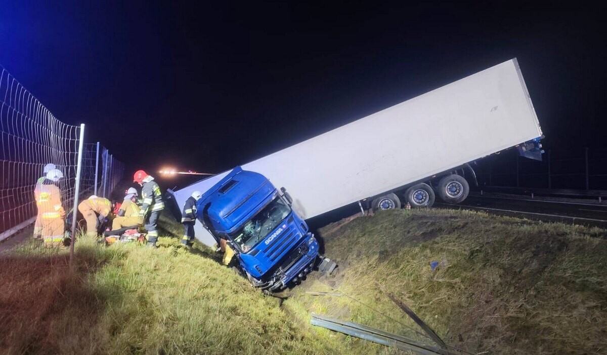 Groźny wypadek na trasie S7 w Skarżysku-Kamiennej. Ciężarówka przebiła bariery i wjechała do rowu