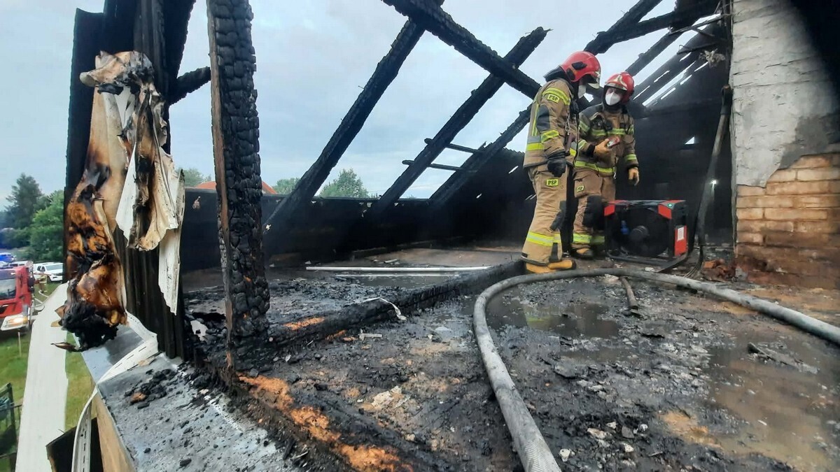 Pożar domu w Gilowie. Strażacy gasili dach budynku w zabudowie bliźniaczej