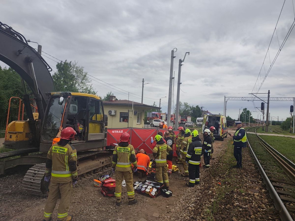 Dramatyczny wypadek na przejeździe w Czerwonej Górze. Pijany operator koparki potrącił mężczyznę. Był poszukiwany przez policję